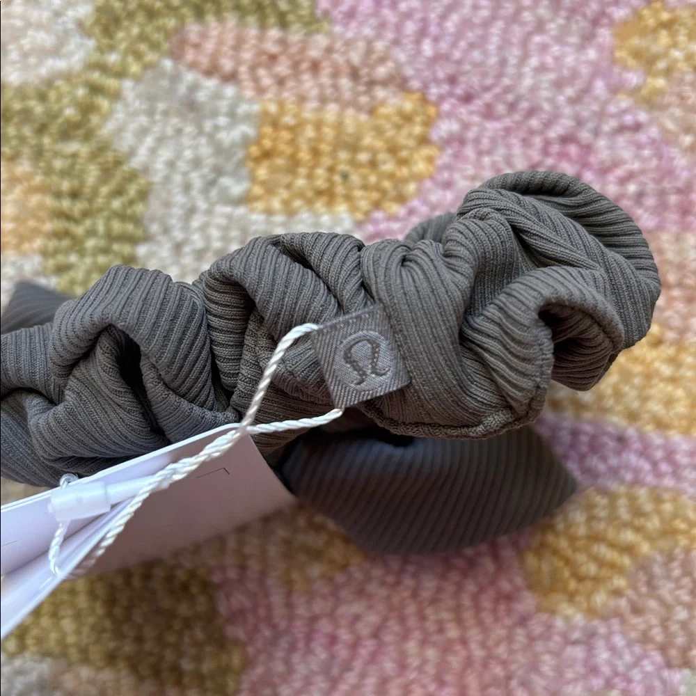 Lululemon Uplifting Scrunchie *Bow Carbon Dust (cement cocoa) NWT
